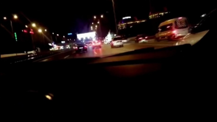 İstanbul’da Trafikte Otomobilini Diziyle Kullanan Maganda Kamerada