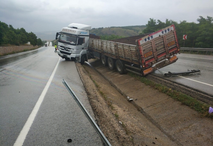 Yaralı Sürücüyü Yağmurdan Yorganla Korudular