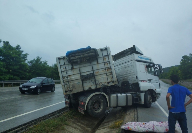 Yaralı Sürücüyü Yağmurdan Yorganla Korudular