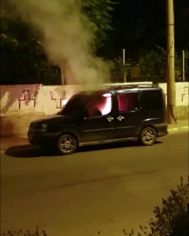 Karaman’da Park Halindeki Hafif Ticari Araç Yandı