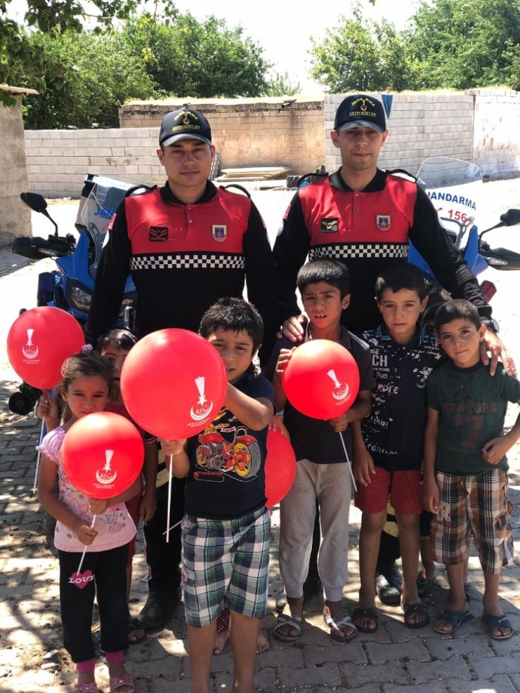 Jandarma Çocuklara Balon Dağıttı