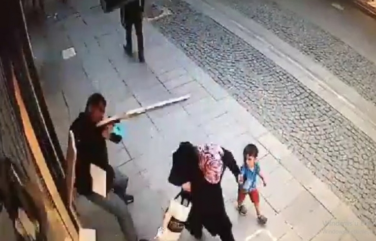 Duvardan Dökülen Mermerden Son Anda Kurtuldular