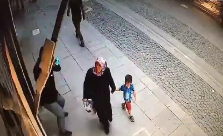 Duvardan Dökülen Mermerden Son Anda Kurtuldular