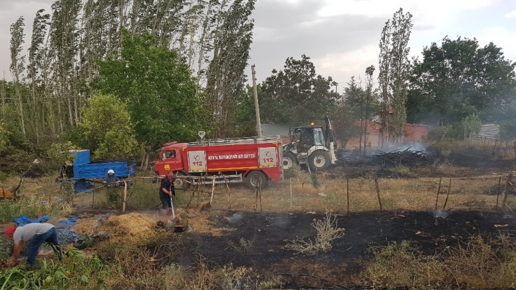 Besihaneye Ait Bahçedeki Saman Balyaları Yandı