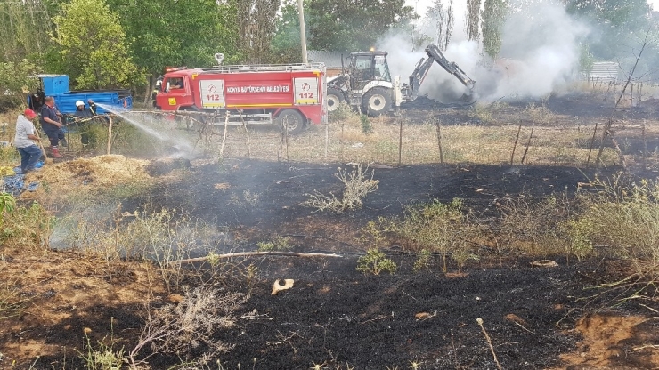 Besihaneye Ait Bahçedeki Saman Balyaları Yandı