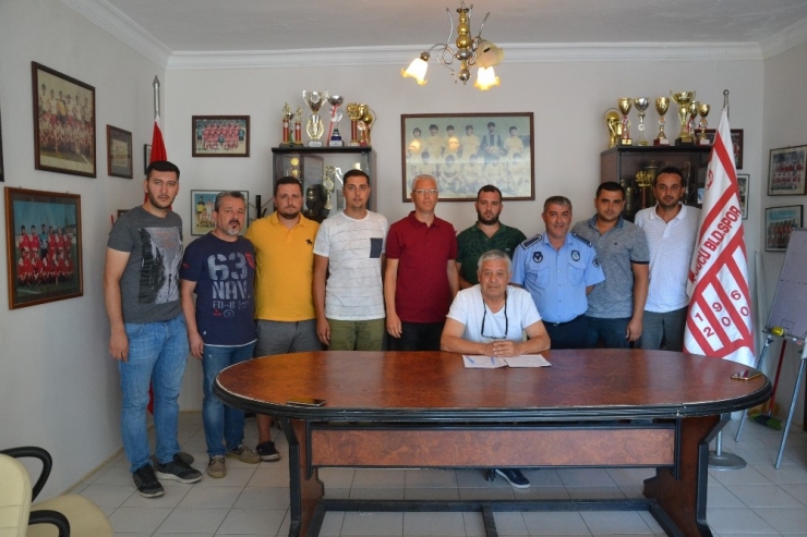 Ayvalıkgücü Belediyespor’un Teknik Patronu Mutlu Karakaş Oldu