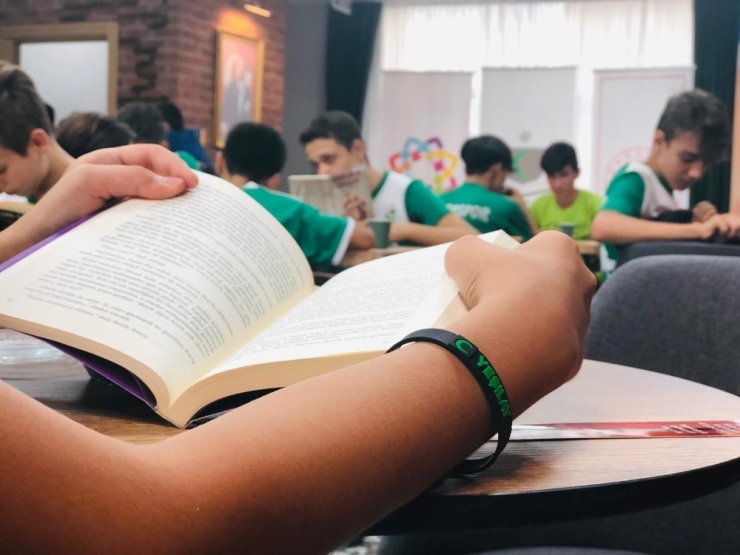 Yeşil Sahanın Gençleri Kitaba Doydu