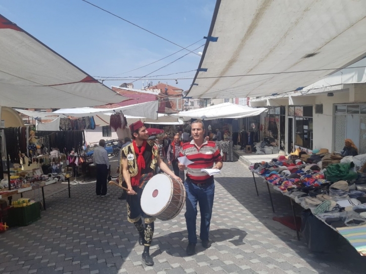 Selendili Gençlere Davullu Çağrı