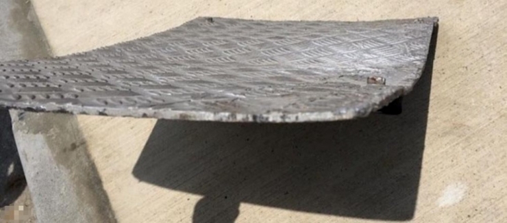 Kamyondan Kopan Demir Levhanın Otomobilin Radyatörüne Saplandığı Anlar Kamerada