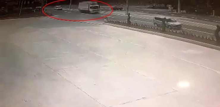 Kamyondan Kopan Demir Levhanın Otomobilin Radyatörüne Saplandığı Anlar Kamerada