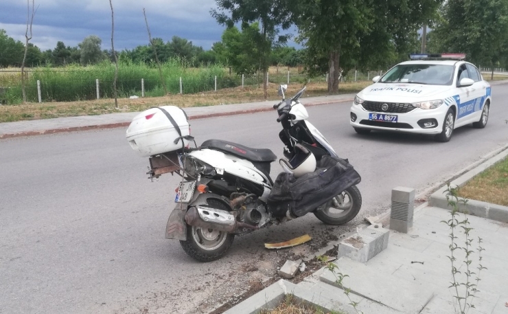Bankete Çarpan Motosiklet Sürücüsü Yaralandı