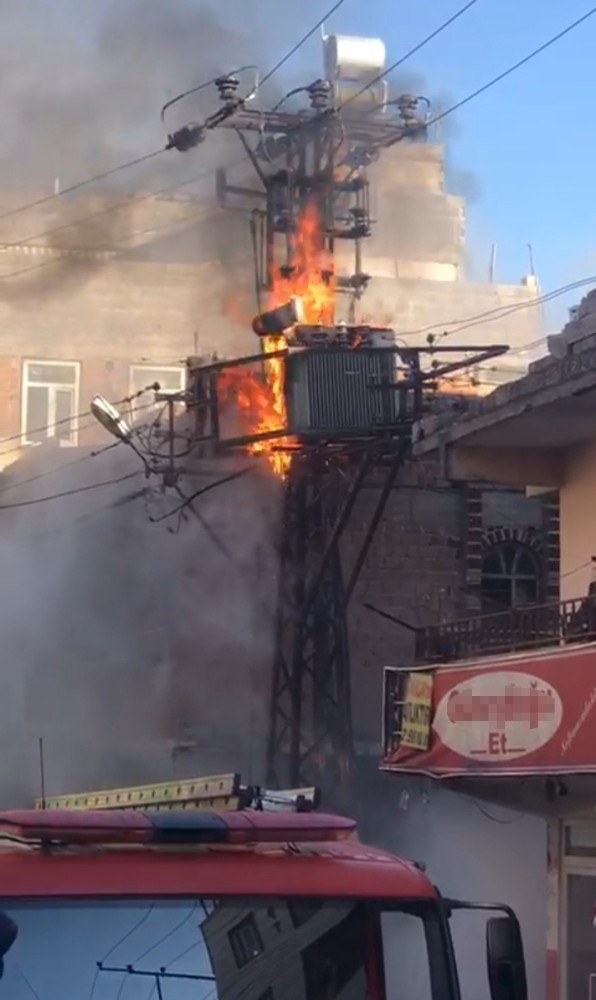 Patlayan Trafo Alev Aldı