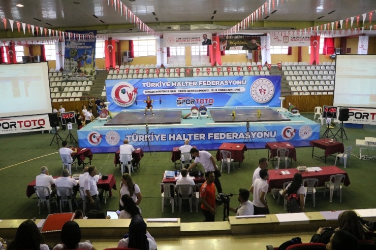 Sivas’ta Düzenlenen Türkiye Halter Şampiyonası Başladı