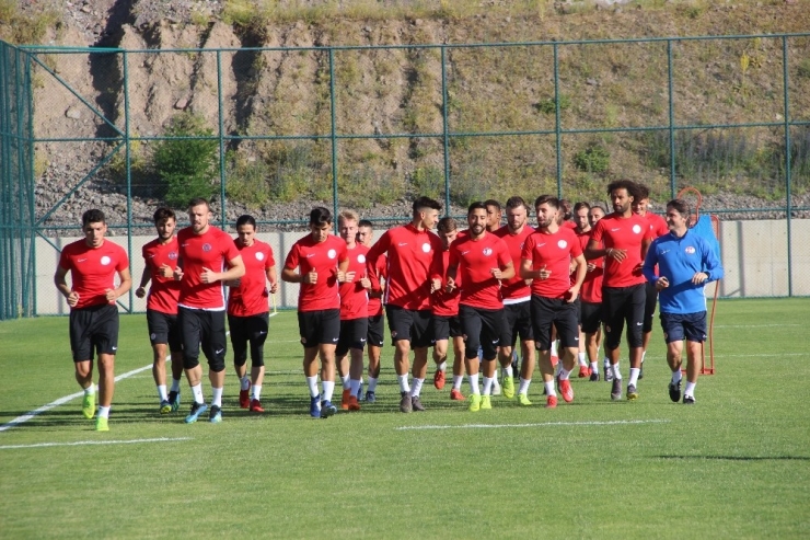 Celustka: “Takımı Avrupa’ya Götürmek İçin Varımızı Yoğumuzu Koyarak Çalışıyoruz”