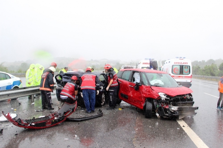 Tem Otoyolu’nda Şiddetli Yağış Kazayı Getirdi: 3 Yaralı