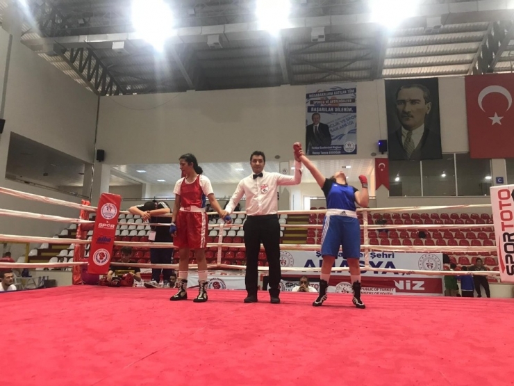 Kolundan Sakatlanan Kadın Boksçu Şampiyonluğu Bırakmadı