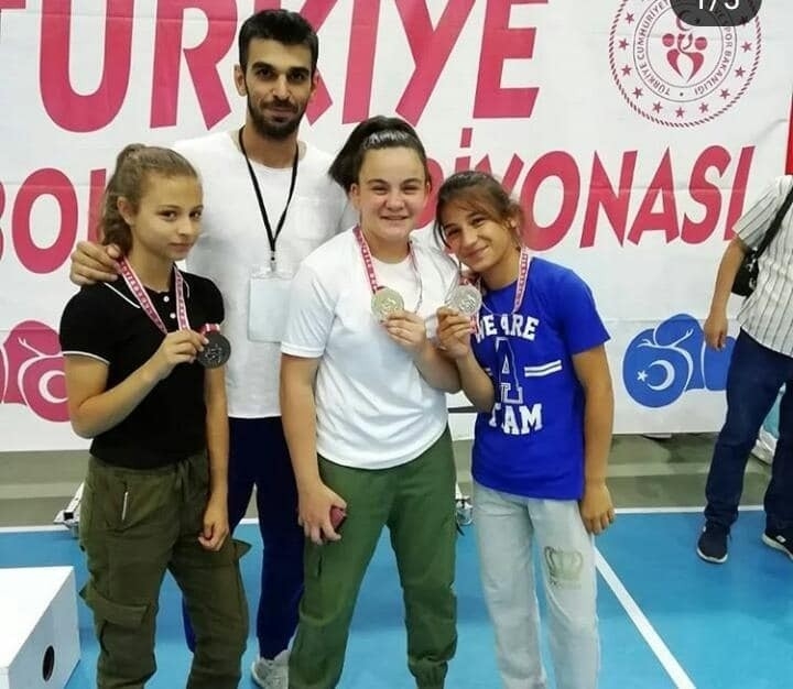 Kolundan Sakatlanan Kadın Boksçu Şampiyonluğu Bırakmadı