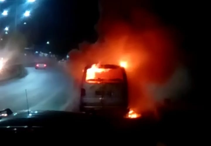 Park Halindeki Araç Alev Topuna Döndü