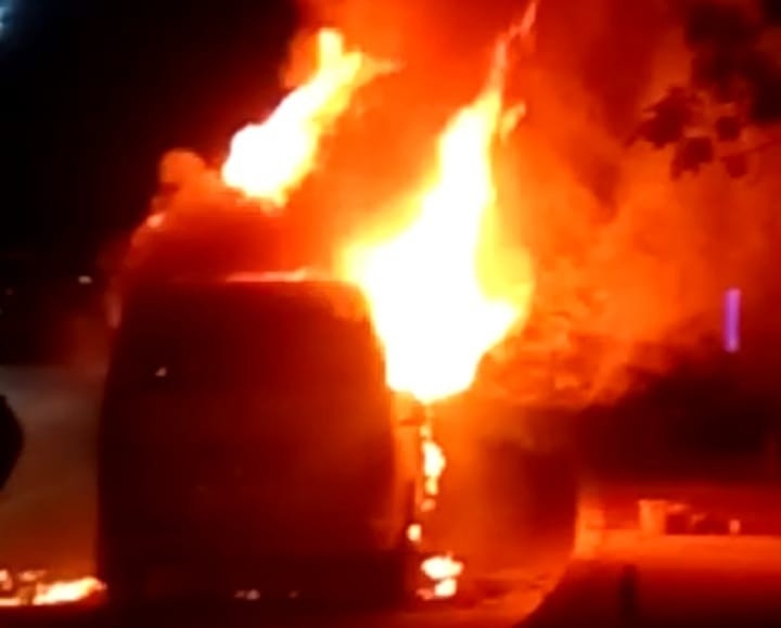 Park Halindeki Araç Alev Topuna Döndü