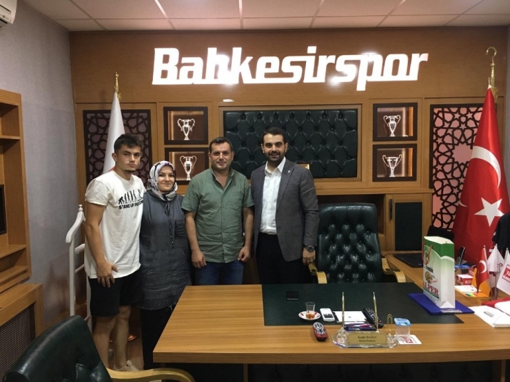 Çalıştı Azmetti Ve Başardı