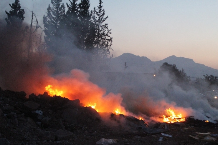 Antalya’da Atık Malzeme Yangını Korkuttu