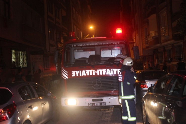 Beş Katlı Binanın Bodrum Katında Çıkan Yangın Paniğe Neden Oldu