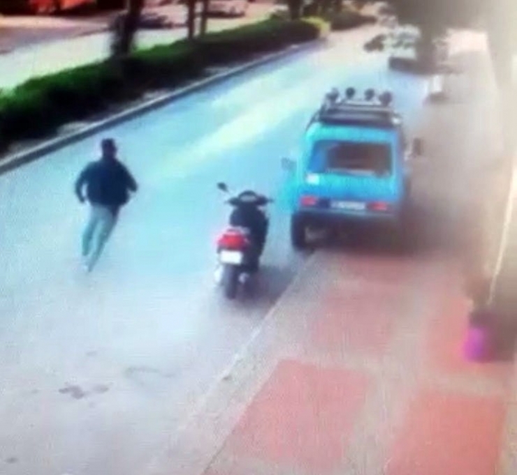 Aracıyla Kaldırıma Çıkan Suç Makinesi, Geri Gelip Polis Aracına Çarparak Kaçtı