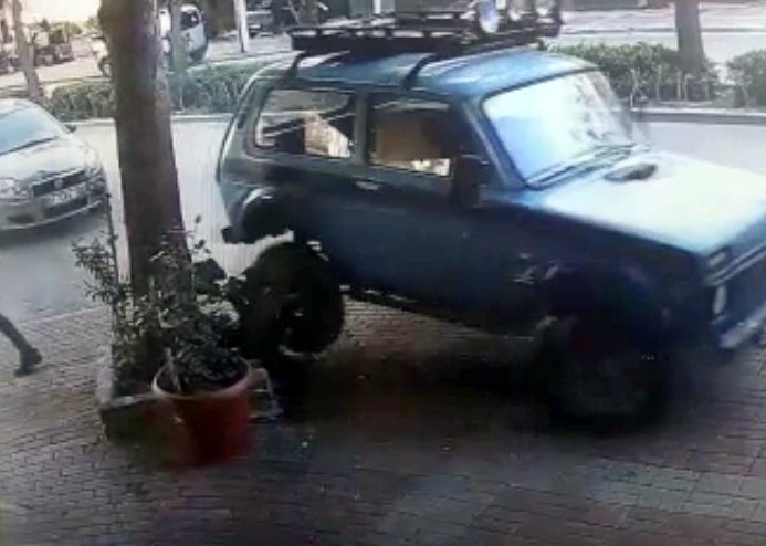 Aracıyla Kaldırıma Çıkan Suç Makinesi, Geri Gelip Polis Aracına Çarparak Kaçtı