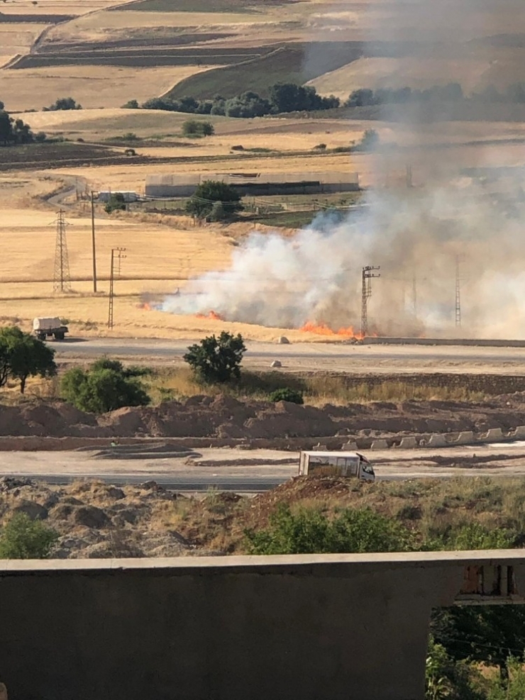 Biçerdöverden Çıkan Kıvılcım Arpa Tarlasını Kül Etti