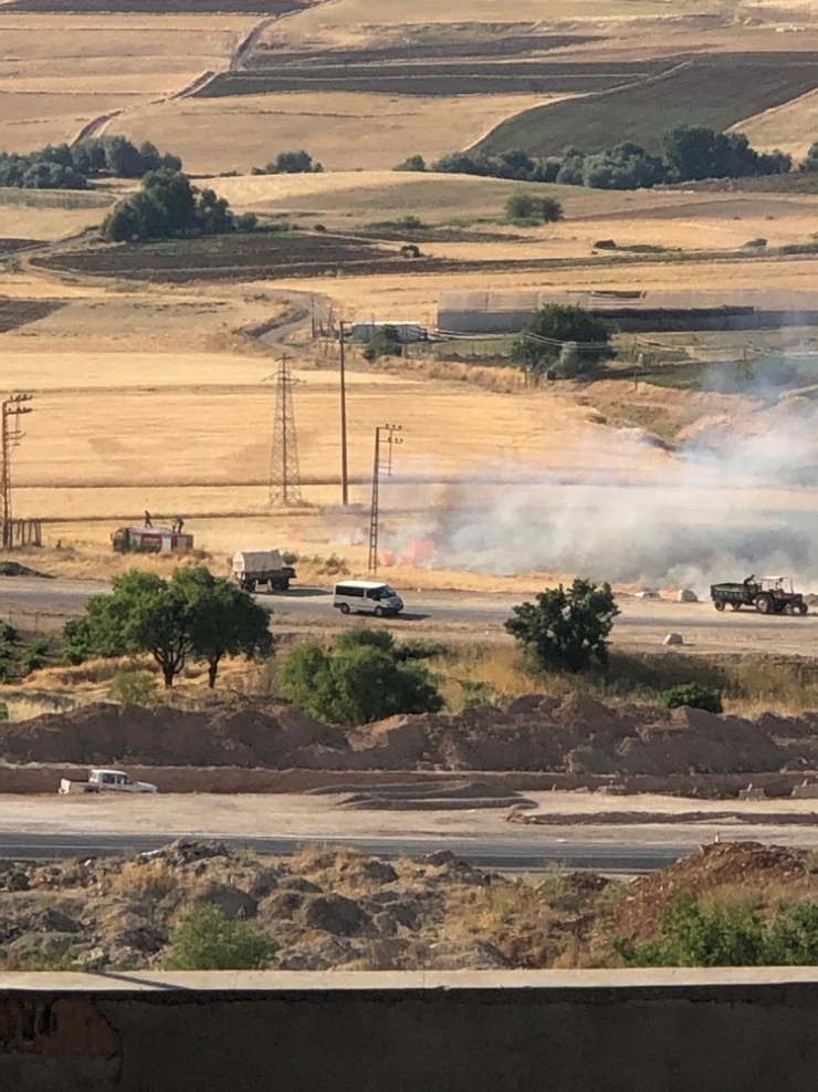 Biçerdöverden Çıkan Kıvılcım Arpa Tarlasını Kül Etti