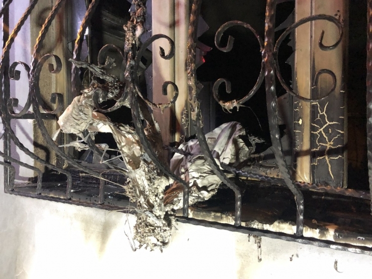 Cinayet Zanlısının Evine Molotoflu Saldırı