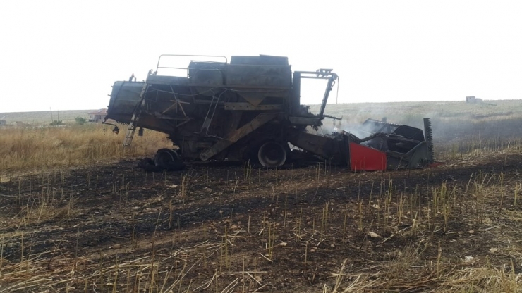 Tarlada Çalışan Biçerdöver Alev Alev Yandı