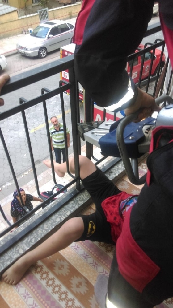 Bacağı Korkuluklara Sıkışan Çocuğu İtfaiye Kurtardı