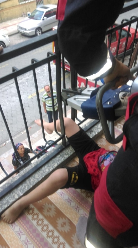 Bacağı Korkuluklara Sıkışan Çocuğu İtfaiye Kurtardı