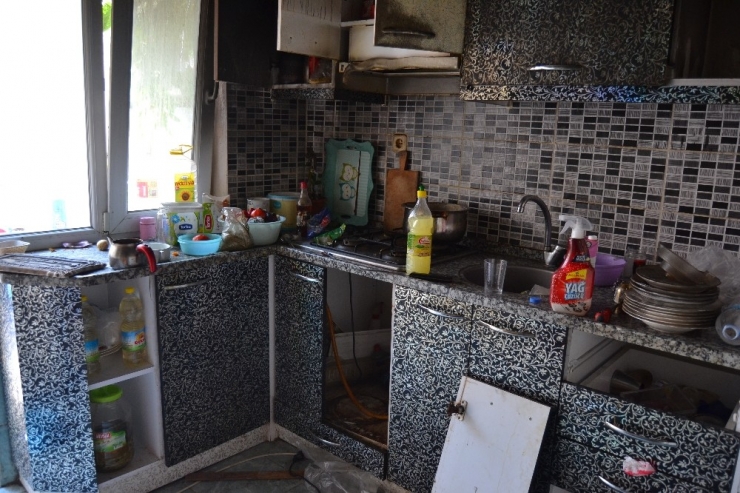 Cep Telefonu Patladı 4 Çocuklu Aile Sokakta Kaldı