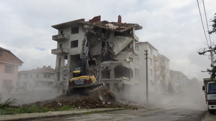 Düzce’de Metruk Bir Bina Daha Tarih Oldu