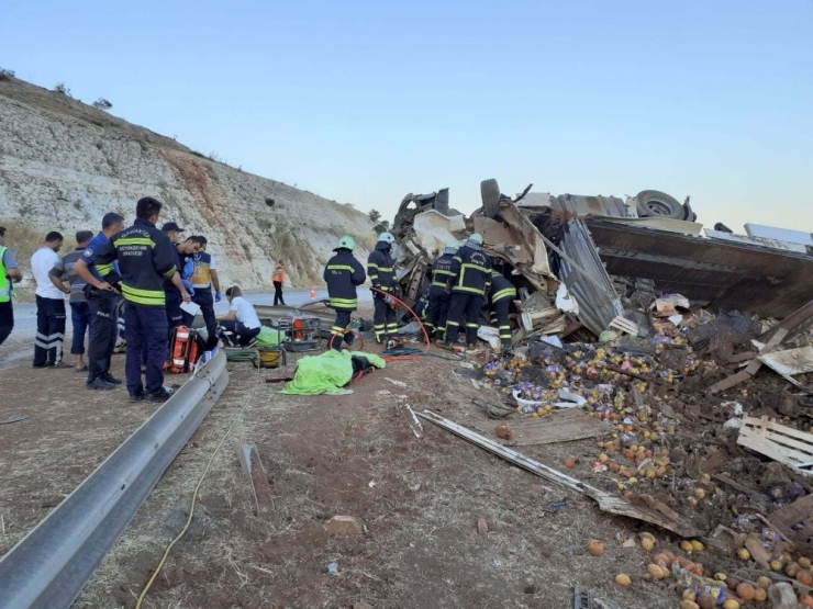 Gaziantepâte kontrolden Ã§Ä±kan tÄ±r orta bariyerlere Ã§arparak devrildi. KazanÄ±n ardÄ±ndan yol savaÅ alanÄ±na dÃ¶nerken, tÄ±rda bulunan 3 kiÅi Ã¶ldÃ¼. ile ilgili gÃ¶rsel sonucu