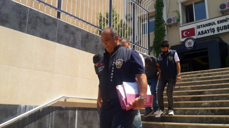 Otomobilin Camından Sarktı, Çantayı Böyle Alıp Kaçtı