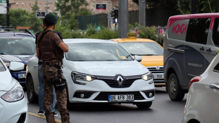 Taksim’deki Uygulamada ‘Şans’ İsimli Narkotik Köpeğiyle Araçlar Didik Didik Arandı