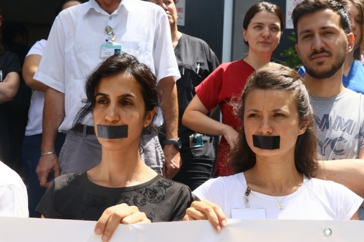 Sağlık Çalışanlarından Bantlı Tepki