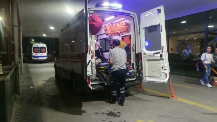 İzmir’de Döner Bıçaklı Kavga: 3 Yaralı