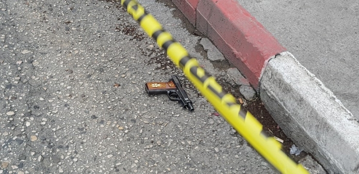 Kavgayı Ayırmaya Çalışan Baba, Cadde Ortasında Silahla Vuruldu