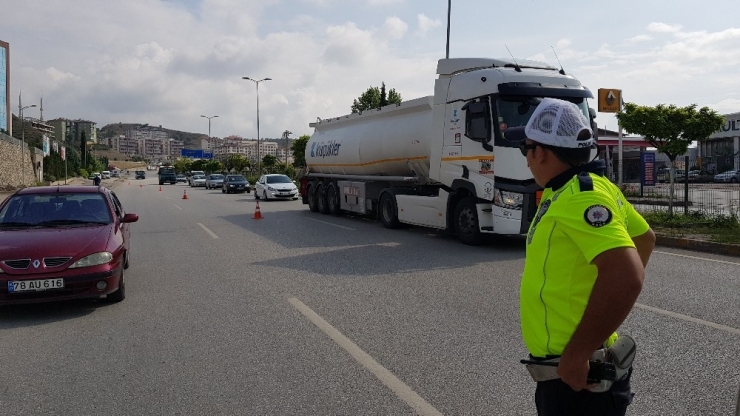 ‘Trafik Işık Ve İşaret İhlali Denetiminde’ 31 Sürücüye 10 Bin 851 Tl Ceza Kesildi