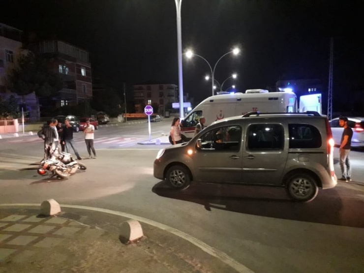 Hafif Ticari Araçla Elektrikli Bisiklet Çarpıştı: 2 Yaralı