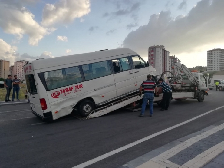 İşçi Servisi Kaza Yaptı: 10 Yaralı