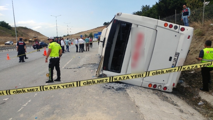 Seyir Halindeyken Arka Tekeri Patlayan Servis Aracı Devrildi