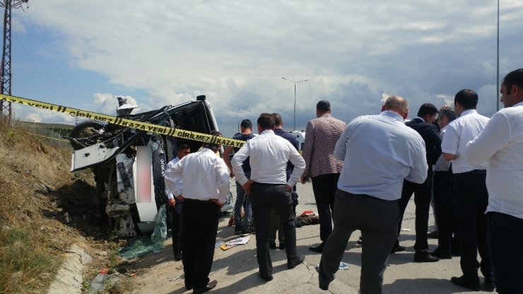 Seyir Halindeyken Arka Tekeri Patlayan Servis Aracı Devrildi