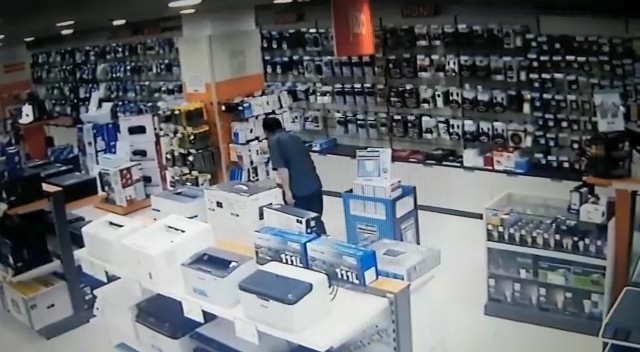 Çaldıklarını Müşteri Kılığına Giren Polis Ekiplerine Satmaya Çalışırken Yakalandı