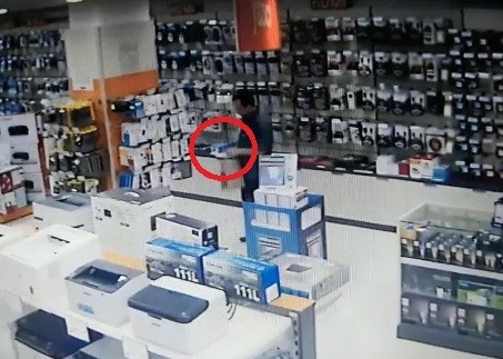 Çaldıklarını Müşteri Kılığına Giren Polis Ekiplerine Satmaya Çalışırken Yakalandı