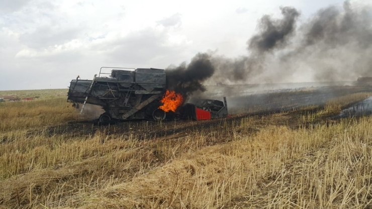 Tarlada Çalışan Biçerdöver Alev Alev Yandı